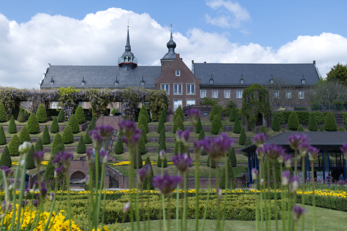 Kloster Kamp durch Blumen vom Garten aus