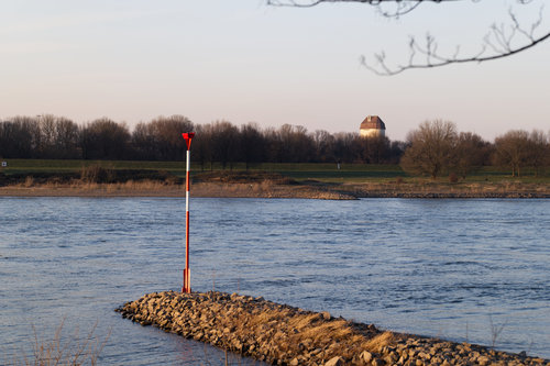 Wasserturm Hohenbudberg hinterm Rhein.jpg