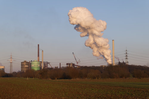 Thyssen Dampfwolke im Sonnenuntergang Weit.jpg