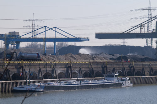 Thyssen Südhafen Tankschiff befüllt Tanklaster.jpg